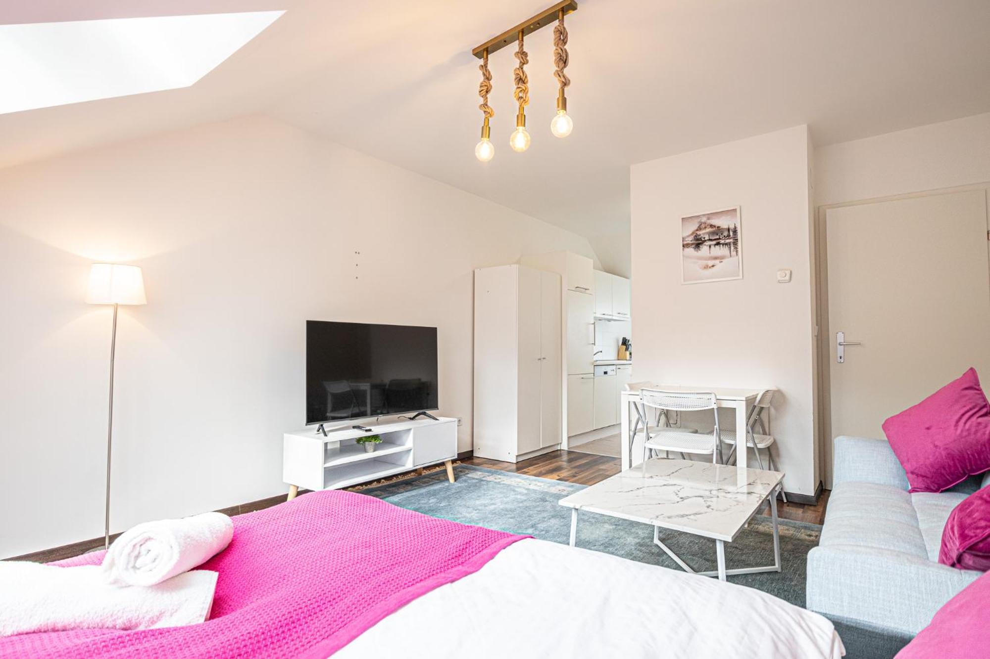 Airy Attic Apt.: Stylish At Penzing Area * Wenen