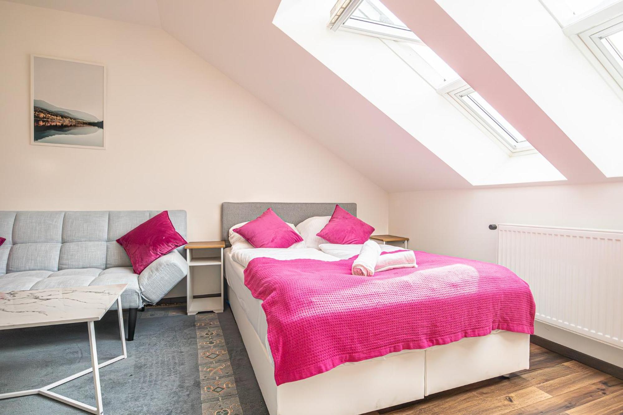 Airy Attic Apt.: Stylish At Penzing Area * Wenen